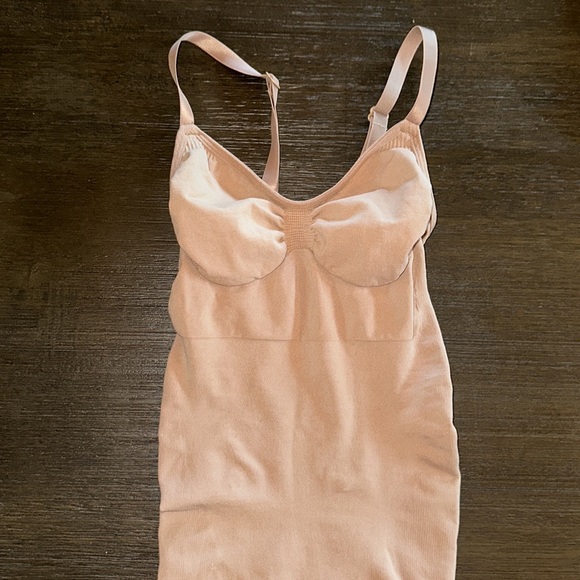 SKIMS SEAMLESS SCULPT BODYSUIT MID THIGH in Ochre Size XS - Picture 4 of 9